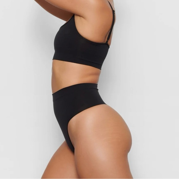 SEAMLESS SCULPT THONG - Picture 2 of 3